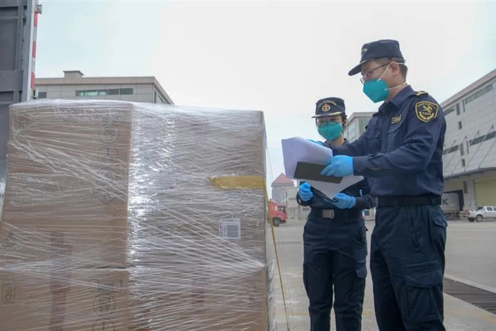 海关工作人员检查即将进入海口综保区仓库的货物。