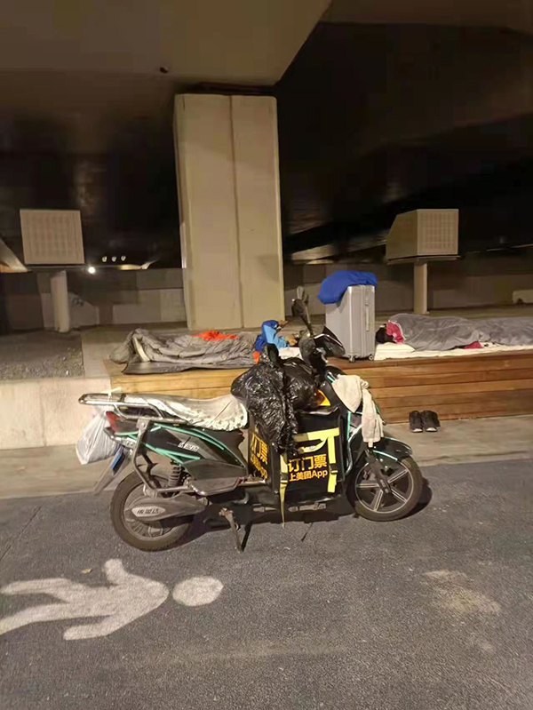 姚武革和其他骑手一样，睡在桥洞下。