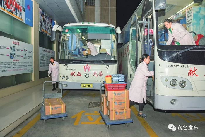 天还未亮，工作人员就开始准备采血用物。