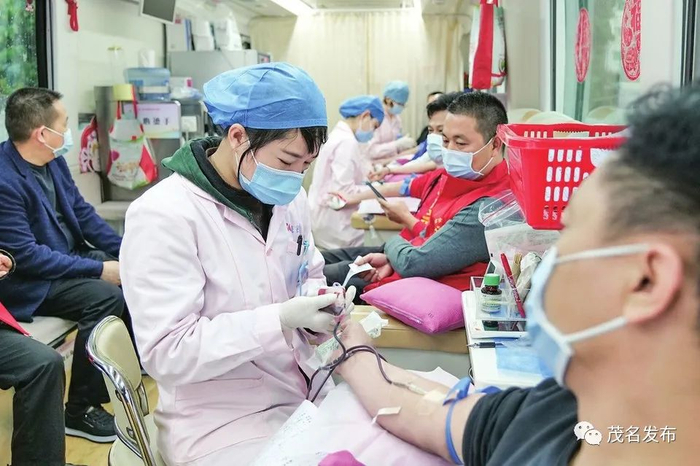 采血护士给献血者消毒、采血。