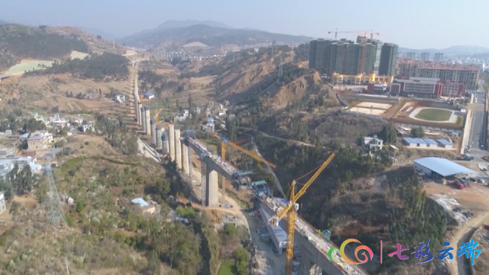 茨坪村特大桥全长931.4米，是祥云工业园区铁路专用线项目的控制性工程。祥云财富铁路专用线对打通铁路“最后一公里”，畅通“微循环”，进一步增加铁路货运量，实现铁路干线运输与重要港口、大型工矿企业、物流园区等的高效联通和无缝衔接具有重要意义。