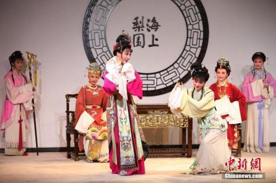 资料图：图为演员正在上演经典越剧《红楼梦》。中新社发 高思远 摄