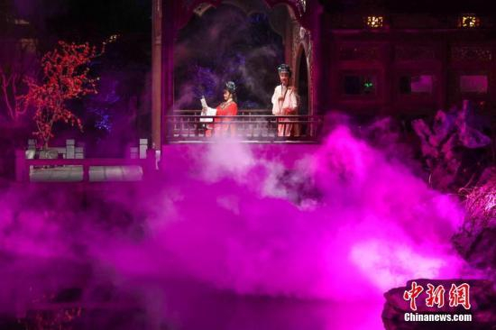 资料图：“金陵寻梦·夜瞻园”沉浸式演出在南京瞻园内上演。 泱波 摄