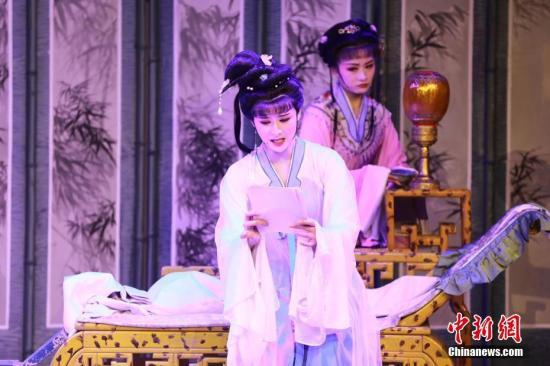 资料图：演员正在上演经典越剧《红楼梦》。中新社发 高思远 摄