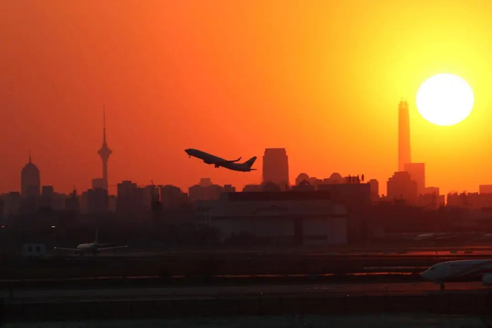 一架航班伴着阳光从天津滨海国际机场起飞　冯晓溪摄