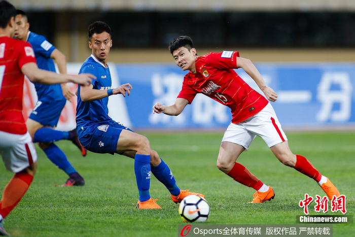 王子豪（右二）在比赛中。图片来源：Osports全体育图片社