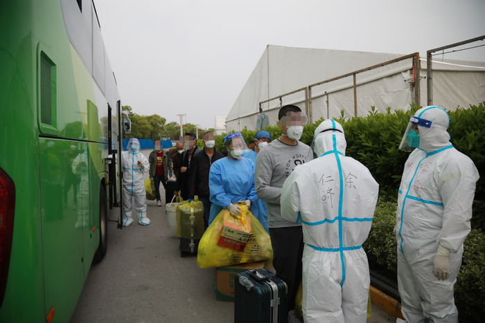 上海国际赛车场C7区首批患者预检。本文图片均为叶佳琪摄