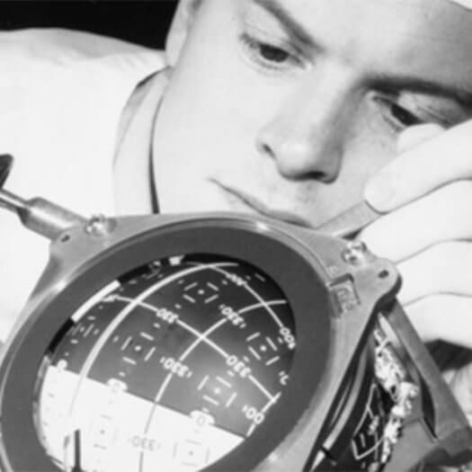 霍尼韦尔的研究人员在进行用于阿波罗11号的设备测试&nbsp; 图源：霍尼韦尔官网