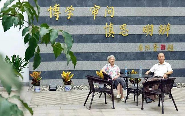 潘际銮和妻子在南昌大学（图片来源：清华大学官网）