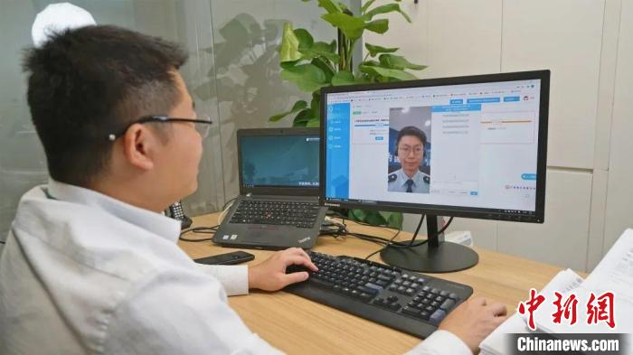 图为纳税人通过V-Tax远程自助办税平台“非接触式”办理业务 岳瑞轩 摄