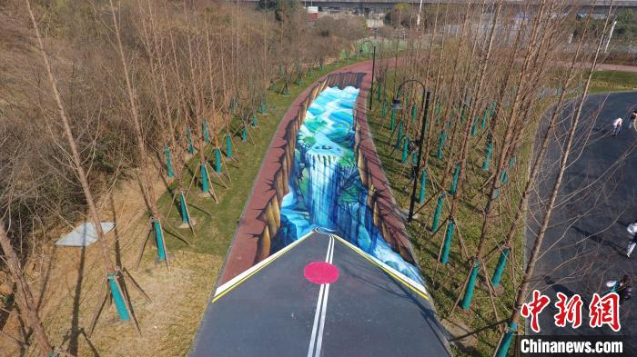 图为张浩的大型城市公共艺术作品 受访者供图