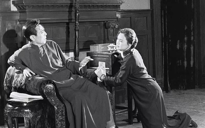 北京人艺1979版《雷雨》剧照 苏民饰演周萍（左）、谢延宁饰演蘩漪（右）