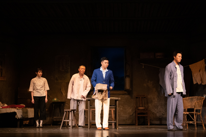 赵正添饰演周冲（中），金汉饰演鲁大海（右）