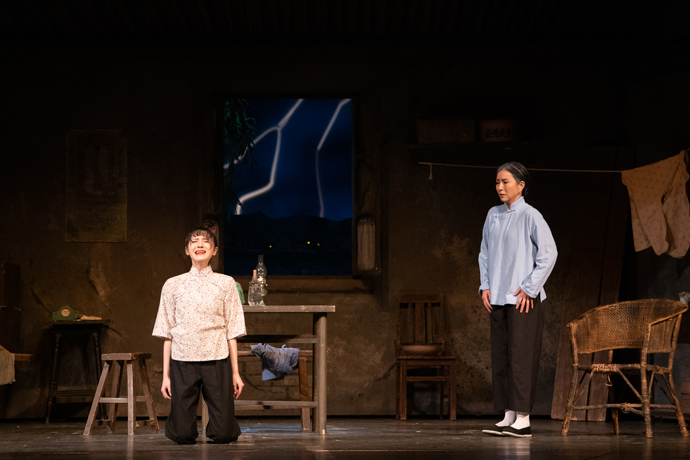 吴珊珊饰演鲁侍萍（右）