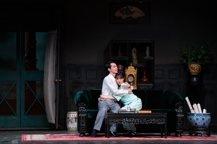 刘智扬饰演周萍（左）、伍宇辰柠饰演四凤（右）