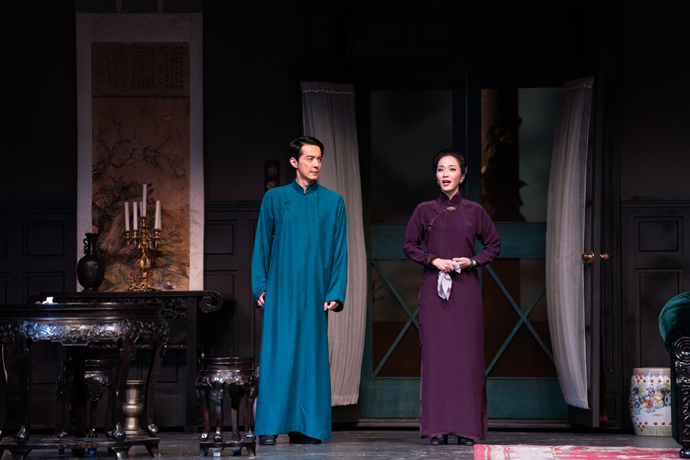 王斑饰演周朴园（左）、张培饰演蘩漪（右）