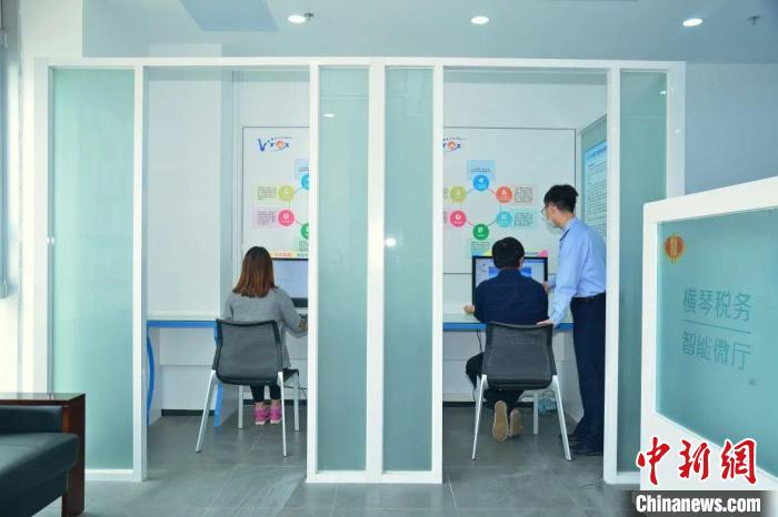 图为粤澳合作中医药科技产业园的智能税务微厅 岳瑞轩 摄
