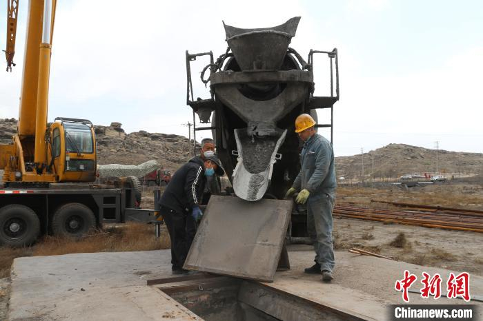 图为内蒙古鄂托克旗整改当地违法取水用水问题现场。　鄂托克旗政府供图