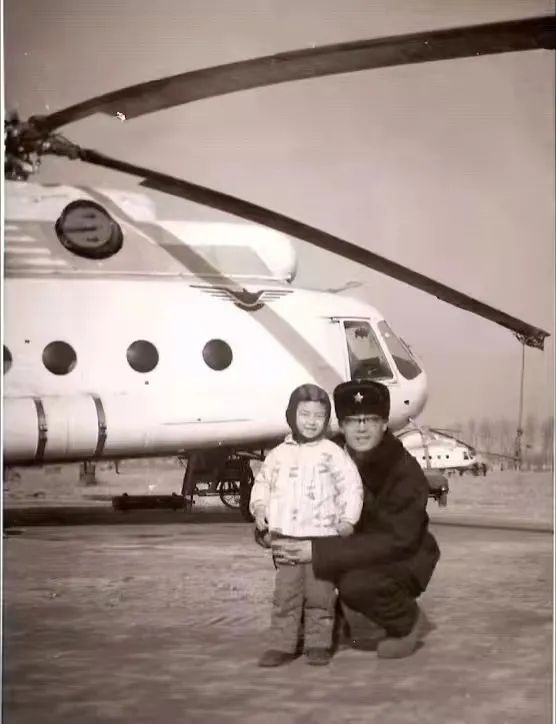 张大鹏与父亲，照片拍摄于1976年。