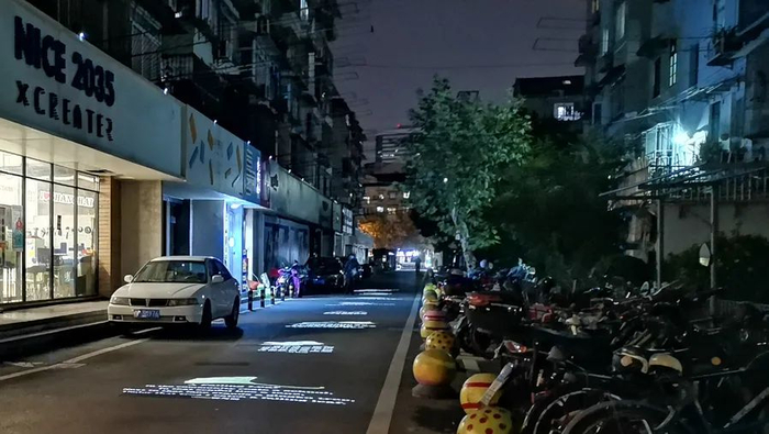 图为夜晚的网红街