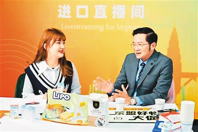 三月二十八日，广西南宁综合保税区内，“总领事三月三线上直播带货”活动举行。（来源：中国日报网）
