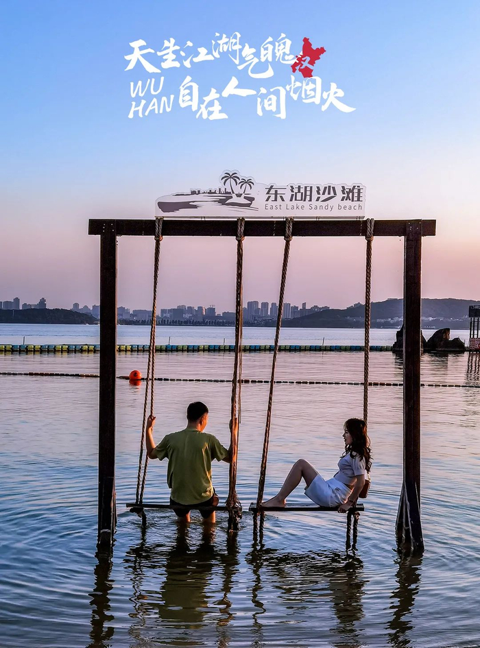 行事作风上雷厉风行，骨子里是追逐浪漫的内核的武汉人。/ 《沙滩夕照》 杜宏华 摄