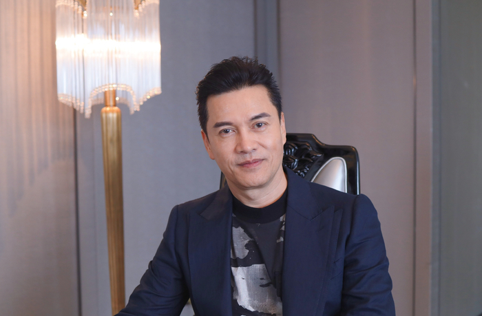 吕良伟接受澎湃新闻专访。