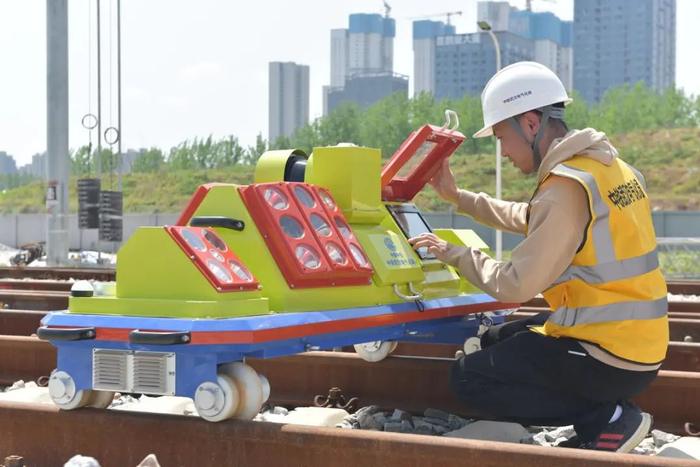 检测人员使用接触网智能检测小车进行数据检测。李忠慧 摄