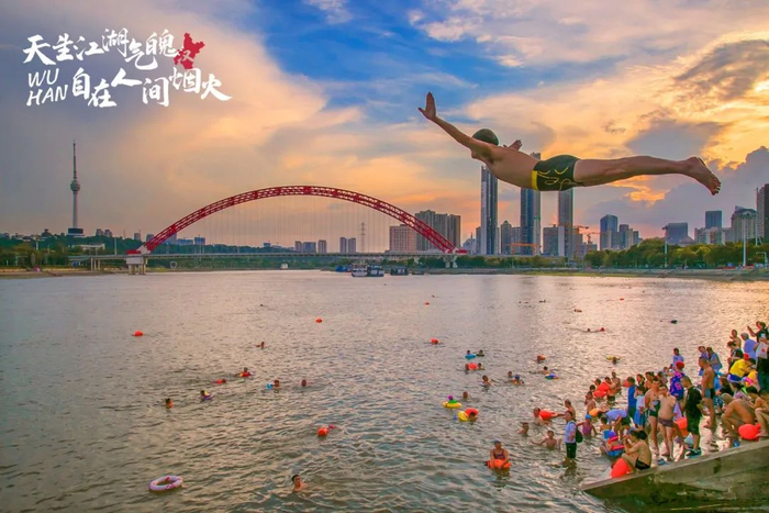 汉口集家嘴的长江边，傍晚集结了爱玩水的人们。/《飞跃》 张斌 摄