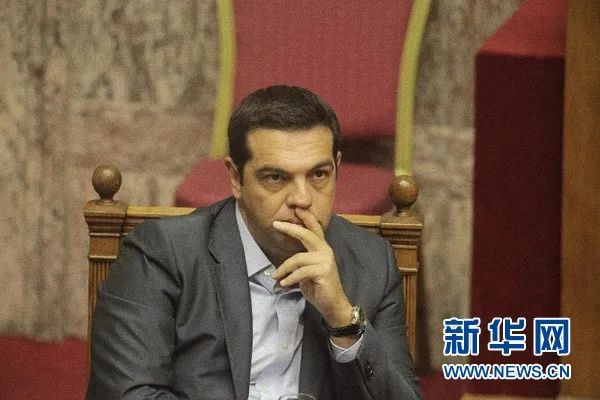 2015年8月14日，齐普拉斯在希腊首都雅典参加议会辩论的资料照片。新华社发