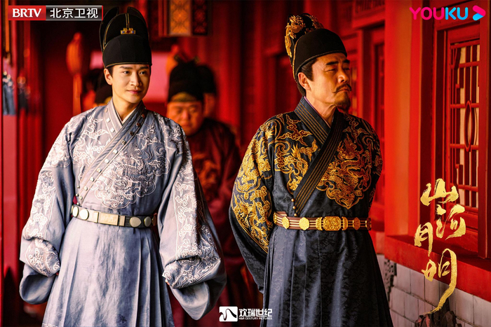 表演上，何晟铭也会特意效仿一些陈宝国的动作，带入到表演中。  图片来自该剧官微