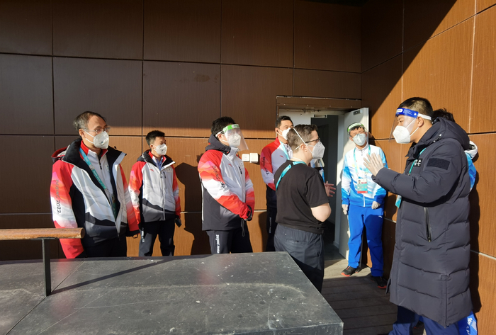 ▲2022年2月25日，消防安保团队成员为澳大利亚冬残奥代表团讲解消防安全知识和疏散逃生通道。  受访者供图
