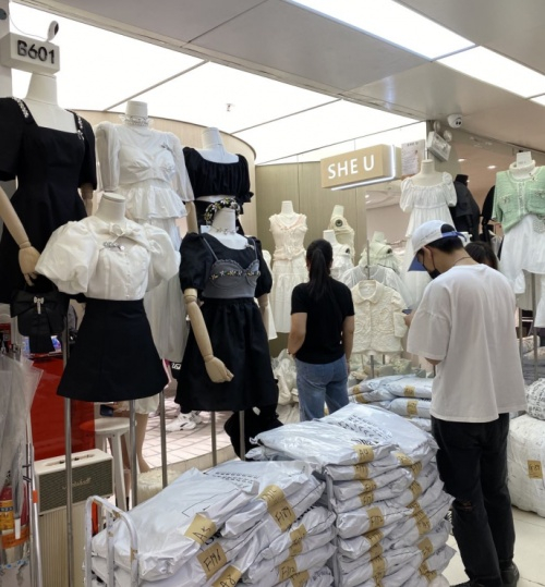 　　（西柚服装档口前，门口堆积着待发货品）