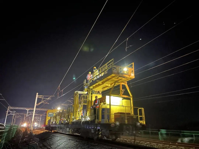 施工作业车夜间进行放线作业。田超 摄