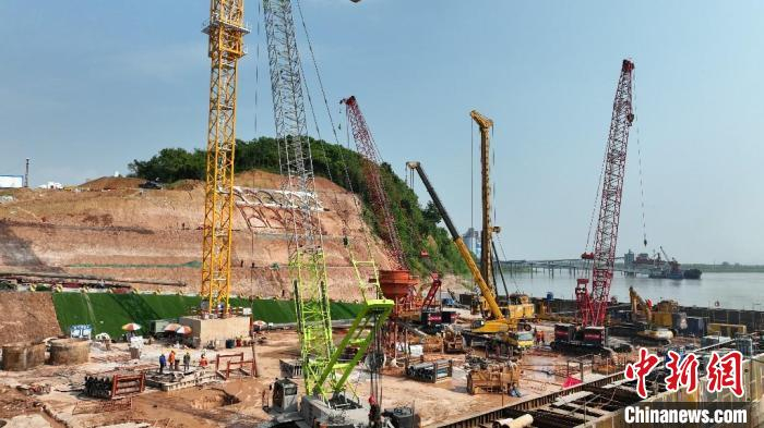 图为：最后一根钻孔桩正在施工。　戴志强 摄