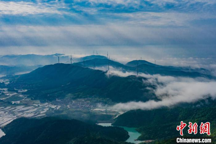 峡江县充分利用当地丰富的风能资源优势，大力打造风力发电新能源产业基地。　李小明 摄