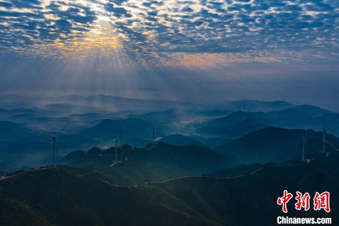 江西峡江出现云海景观，初升的朝阳金光四射，整个山顶仿佛“仙境”一般。　李小明 摄