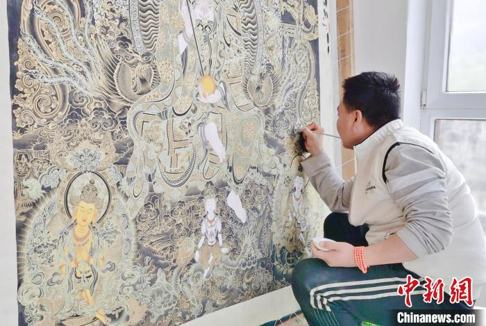 图为桑杰加画唐卡。　韩丽 摄