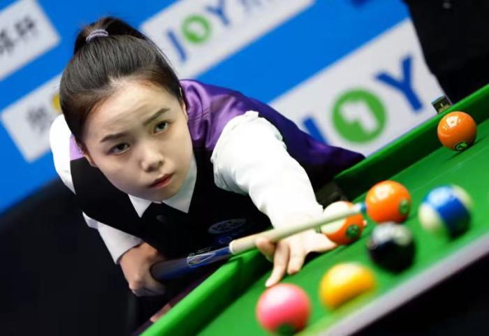 唐春晓在中式台球比赛中。图片来源：2022乔氏杯中式台球大师赛组委会