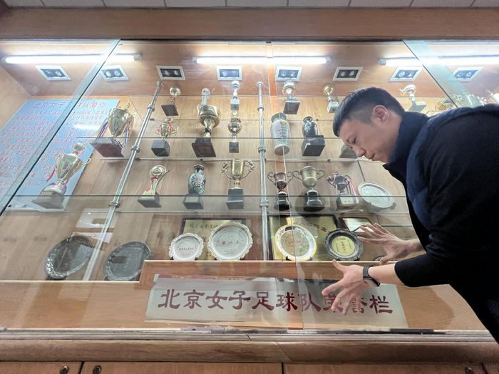 先农坛体校副校长王晨曦向记者介绍北京女足荣誉栏。&nbsp; 新京报记者&nbsp;周萧&nbsp;摄