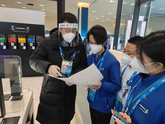 ▲2022年2月9日，刘敬豪（左一）正在延庆奥运村内进行日常消防检查。  受访者供图