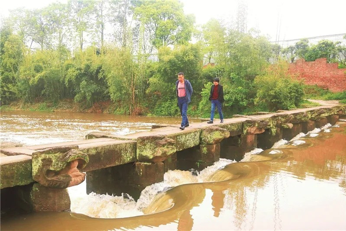 ▲村民从九龙桥上经过