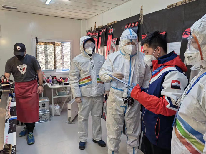 ▲2022年1月30日，消防安保团队联合电力部门对延庆冬奥村打蜡房开展联合检查。  受访者供图