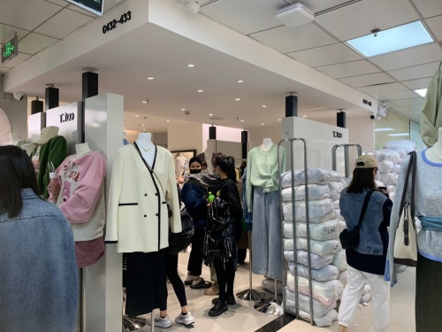 　　（她涂时装的广州十三行档口）