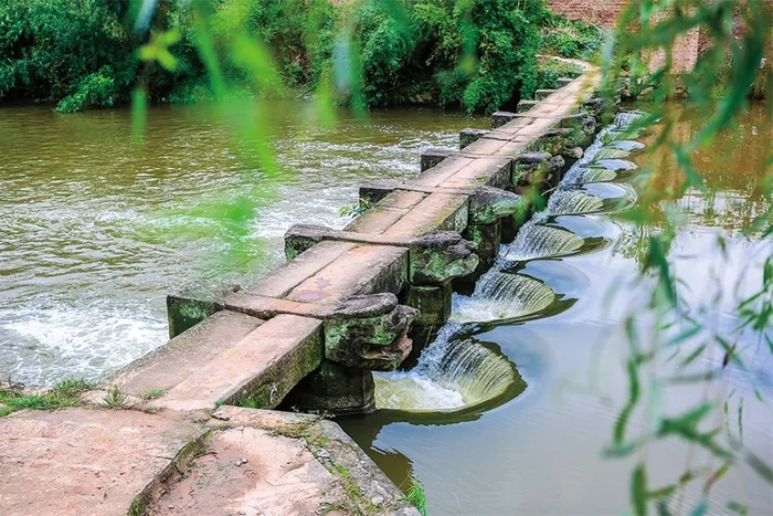 ▲河水从桥孔中流过