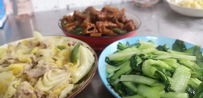 张昕给同事们做的菜。