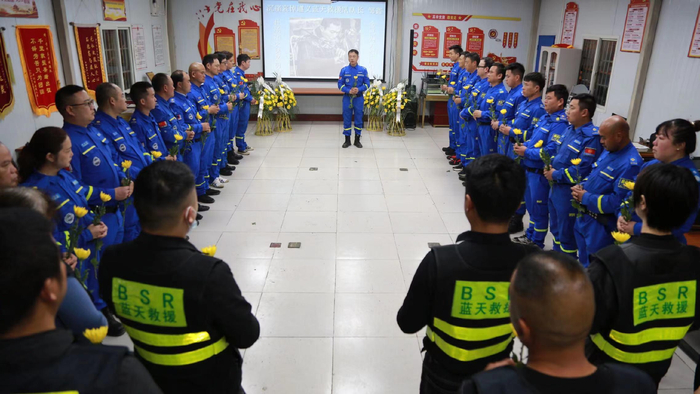 4月20日，邹鑫的队友为他举办追悼会。受访者供图