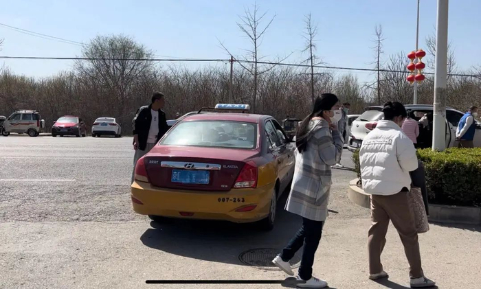 市民打车前往医院/记者拍摄