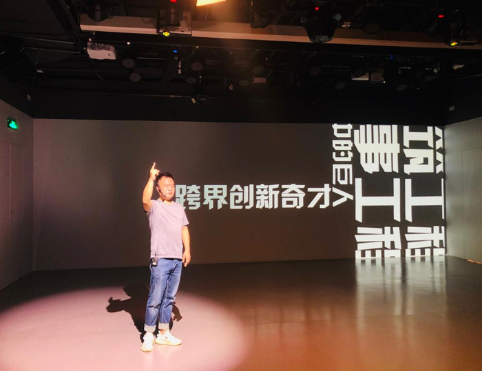 阅读推广人吴河图在沉浸式光影读书会上为听众讲《达·芬奇传》。受访者供图