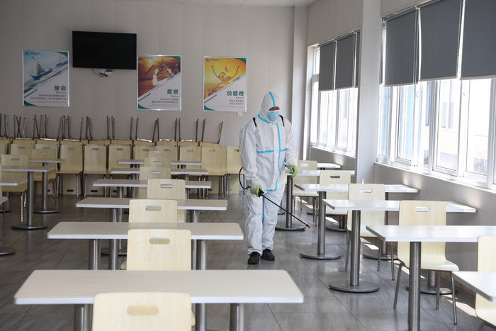 对车间、厂区、食堂、办公楼等进行每天二次的环境消杀。